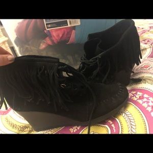 Minnetonka moccasins fringe boots